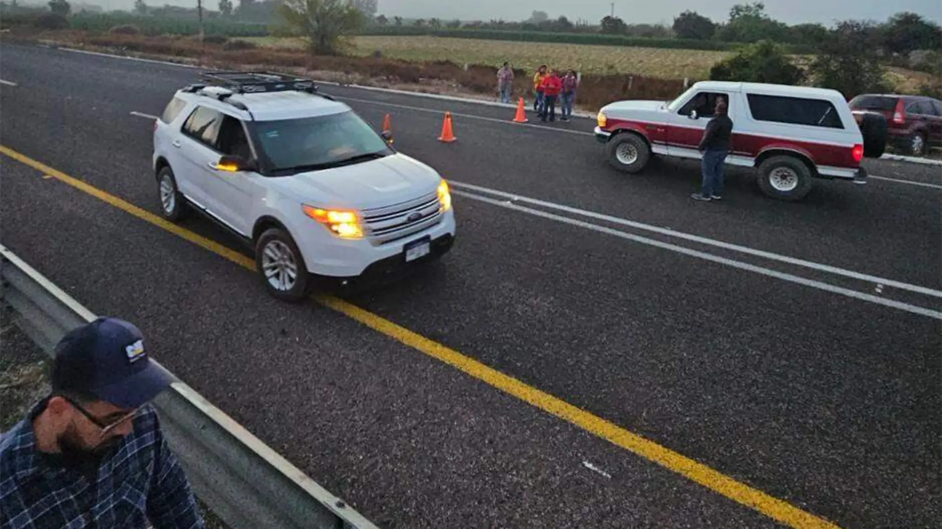 Padres y magisterio cierran carretera 1